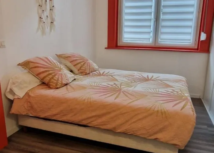 Townhouse With 50 M2 Garden Near Lille Please Note One Bedroom And A Sofa Bed Apartment La Madeleine (Nord)