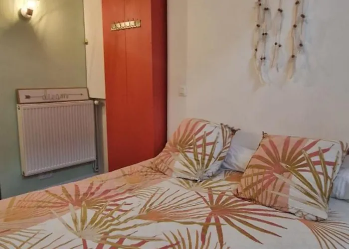 Townhouse With 50 M2 Garden Near Lille Please Note One Bedroom And A Sofa Bed Apartment La Madeleine (Nord)